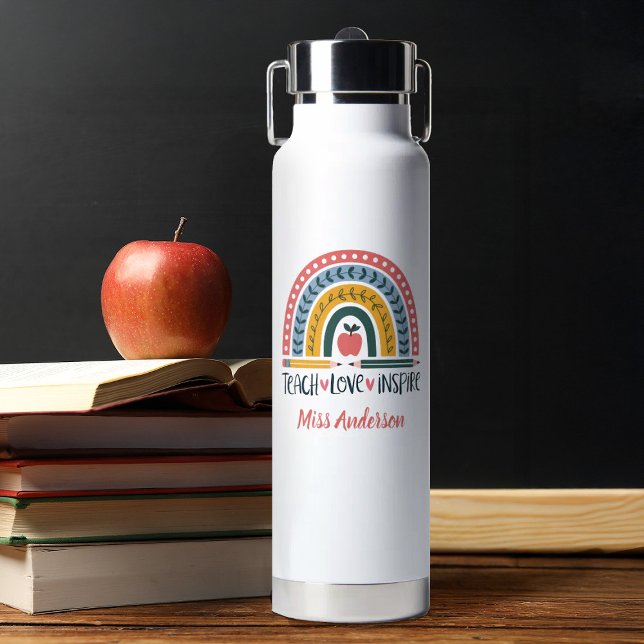 Botella De Agua Enseñar Amor Inspirar Arcoíris Agradecimiento a lo (A cute boho rainbow teacher appreciation water bottle. Personalize it with your teachers name.)