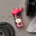 Botella De Agua Escuela de niños de tractores de granjas rosadas p<br><div class="desc">Este moderno y lindo diseño de botellas de agua para niños incluye un tractor de granja rosa con una oveja, un cerdo, gallinas, trigo y una vaca, con espacio para que agregues el nombre de tus chicas en tipografía caprichosa. El regalo perfecto de regreso a la escuela con temas animales...</div>