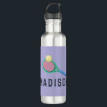Botella De Agua Escuela infantil de tenis malva chicas<br><div class="desc">Esta bonita botella de niños tiene un divertido diseño de tenis personalizado morado. También hay espacio para que añadas el nombre de tus chicas en un tipo de letra hermoso. La combinación perfecta de deportes con la escuela infantil o material deportivo.</div>