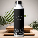 Botella De Agua Esquema floral simple Cualquier regalo de fiesta d<br><div class="desc">Regalo de botellas de agua de boda de flores silvestres para personalizar para todos en tu fiesta de bodas. Fácil de personalizar para tu mejor hombre, padrino, dama de honor, padres, etc y también puedes añadir el nombre de la novia y el novio y la fecha de su boda. Diseño...</div>