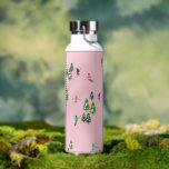 Botella De Agua Esquí de esquí rosa<br><div class="desc">¡Apertura de esquí! Diseño de patrones de esquí con temática invernal de Guay, con esquiadores esquiando por las pistas de la estación alpina de esquí entre los abetos cubiertos de nieve en los alpes. Los esquiadores Freeride llevan coloridos trajes de esquí retro vintage, esquiando cuesta abajo con esquís sobre un...</div>