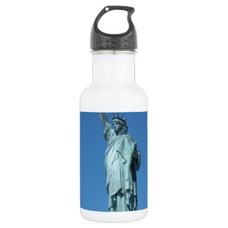 Botella De Agua Estatua de la Libertad contra un cielo azul