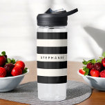 Botella De Agua Estilosas franjas en blanco y negro con cualquier<br><div class="desc">Un aspecto clásico,  tan moda y elegante,  con un diseño sencillo,  con rayas horizontales en blanco y negro con cáscara de huevo. Se incluye una plantilla de texto para personalizar con su nombre u otro texto deseado en el centro del diseño. ¡Ve! Hace una gran idea de regalo.</div>