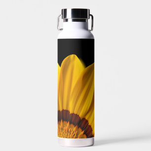 Botella De Agua Flor amarilla sobre fondo negro