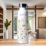 Botella De Agua Flor silvestre nombre personalizado floral<br><div class="desc">Manténgase hidratado con estilo con esta botella de agua floral personalizada. Con un delicado diseño floral blanco, esta botella de agua le da un toque de elegancia a su rutina diaria. Personalizar con tu nombre para un toque verdaderamente único y personal. Perfecto para regalar o para el uso diario, es...</div>