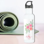 Botella De Agua Floral acuarela personalizada<br><div class="desc">Esta botella de agua de bonito está decorada con un ramo acuático de rosas y follaje en tonos rosa, coral y verde. Se incluye una plantilla de texto para personalizar este diseño con su nombre y monograma, haciendo que esta botella de agua sea única para usted. Utilice la opción Personalizar...</div>