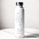 Botella De Agua Floral Bachelorette de la mano de la novia azul tu<br><div class="desc">Celebra con estilo con nuestro nombre Bachelorette Bridal Party Thermal Wine Tumbler. Con un diseño de escritura elegante y personalizado, este tumbler es perfecto para mantener las bebidas a la temperatura ideal durante sus festividades nupales. Elaborado con materiales aislados de alta calidad, es tan práctico como moda. Ideal para fiestas...</div>