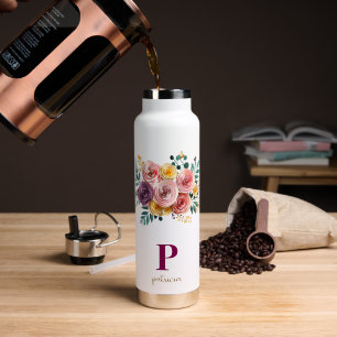 Botella de agua floral con acuarela femenina y mon