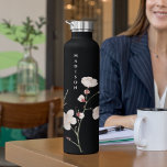 Botella De Agua Floral Negra Y Rosa Personalizada<br><div class="desc">Un nombre simple y lindo personalizado de botella de agua de acero inoxidable. Agrega tu nombre en una línea vertical y hazlo tuyo. Puede elegir el estilo, el tamaño de la botella, el tipo de letra y el color de esta botella. Siéntase libre de visitar mi tienda para más diseños....</div>