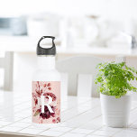 Botella De Agua Floral rosa y roja pastel moderno con inicio<br><div class="desc">El moderno Pastel Rosa y Floral Roja con diseño inicial es una combinación de suaves tonos rosa pastel y vivos tonos rojos. En el centro del diseño se encuentra un personalizable inicial que aporta un toque personal a la estética general. La primera es audaz y destacada, destacando en el fondo...</div>