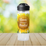 Botella De Agua Florecimiento donde estás plantado girasol amarill<br><div class="desc">Manténganse acallados dondequiera que vayan con esta botella de agua clara y plástica que muestra la imagen de una flor de girasol brillante y amarilla junto con una cita inspiradora que dice, "Bloom where you are Planted" en letras blancas y estilizadas. Seleccione su tamaño y color de la botella de...</div>