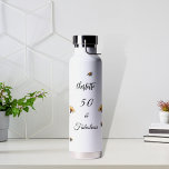Botella De Agua Flores silvestres amarillo púrpura 50 fabuloso cum<br><div class="desc">Decorado con abejas y flores silvestres pintadas en violeta. Personalice y agregue un nombre y una edad. Texto negro.</div>