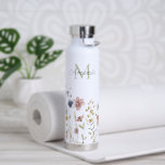 Botella De Agua Flores silvestres de color de agua Boho de estilo<br><div class="desc">Una elegante botella de agua con su diseño femenino de flores silvestres boho y personalizada con su monograma inicial y nombre. Está bordeado por una hilera de flores silvestres acuáticas en tonos pastel suaves de color rosa, azul peringuil, blanco roto y amarillo, con tallos delicados y vegetación. Se incluye una...</div>