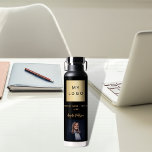Botella De Agua Foto de la firma del logotipo del negocio del oro<br><div class="desc">Un fondo negro. Personalice y agregue su logotipo comercial,  nombre de texto (o eliminación) y una foto de perfil. Texto dorado.</div>