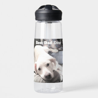 Botella De Agua Foto de lindo perro blanco pasando el rato con pap