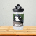 Botella De Agua Foto ganosa de Canadá con nombre de niño<br><div class="desc">Botella de agua de plástico transparente, tamaño para niños, que muestra la imagen de una joven ganso de Canadá junto con el nombre de un niño impreso en letras en negrita y blanco. Personalice la botella de agua editando el nombre y reemplazando con el nombre del niño. Seleccione el color...</div>
