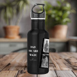 Botella De Agua Foto Personalizada De Dos Padres De "Papá Eres Mág<br><div class="desc">¡Celebra la magia de la paternidad con nuestra botella de agua personalizada 'Dad You Are Magic'! Este diseño único presenta un elegante fondo negro, una preciada foto de dos padres y el mensaje más sincero: "Papá, eres magia". Añade un toque especial personalizándolo con los nombres de tus hijos. Esta botella...</div>