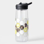 Botella De Agua Fotos de perros de garrapatas de corazón amarillo<br><div class="desc">Presentamos las divertidas fotos modernas geométricas de la botella de agua del corazón amarillo Paw Dog! Trata a ti mismo o a un ser querido de una experiencia única de beber con esta botella de agua moderna y geométrica. Las geométricas de mosaicos amarillos y blancos destacan por sus huellas de...</div>