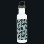 Botella De Agua Gatos de Tuxedo en blanco y negro<br><div class="desc">Los gatos de esmoquin blanco y negro que se dedican a sus asuntos. Un patrón divertido en un fondo azul medio.</div>