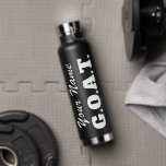 Botella De Agua GOAT Greatest Of All Time personalizado<br><div class="desc">GOAT La mejor de todas las veces botella de agua personalizada. Botella de bebida blanca y negra personalizada para él o ella. Graciosa idea de regalo de cumpleaños para hombres y mujeres. Diseño de tipografía audaz. Crear regalos geniales para amigos, familia, compañero de trabajo, colega, empleado, jefe, entrenador deportivo, entrenador,...</div>