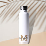 Botella De Agua Gold Minimal moderno nombre del monograma inicial<br><div class="desc">¿Estás buscando una botella de agua fresca personalizada? Eche un vistazo a esta botella de agua con nombre de monograma inicial beige mínimo moderno. Puede personalizarlo muy fácilmente con su propio nombre y monograma. Y como extra,  hay algunas estrellas de doodle añadidas. ¡Feliz personalización!</div>