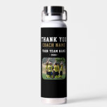 Botella De Agua Gracias Coach Team Name Photo<br><div class="desc">Gracias entrenador Nombre equipo Foto Botella de agua. Personalice con su nombre de entrenador,  nombre del equipo,  foto del equipo y año. Puede cambiar cualquier texto del frasco o borrarlo. ¡Un gran regalo y un bigote para un entrenador de fútbol!</div>