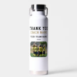Botella De Agua Gracias Coach Team Name Photo<br><div class="desc">Gracias entrenador Nombre equipo Foto Botella de agua. Personalice con su nombre de entrenador, nombre del equipo, foto del equipo y año. Puede cambiar cualquier texto del frasco o borrarlo. ¡Un gran regalo y un bigote para un entrenador de fútbol! Haga que el equipo firme las áreas no diseñadas con...</div>