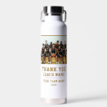 Botella De Agua Gracias Coach Team Name Photo<br><div class="desc">Gracias, entrenador, nombre del equipo y equipo fotográfico, botella de agua. Personaliza con tu nombre de entrenador, nombre de equipo y año. Puede cambiar cualquier texto del frasco o borrarlo. ¡Un gran regalo para un entrenador! Añada una foto del equipo y consiga que el equipo firme las áreas no diseñadas...</div>