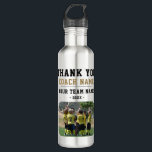Botella De Agua Gracias Coach Team Name Photo<br><div class="desc">Gracias entrenador Nombre del equipo Foto botella de agua de acero. Personalice con su nombre de entrenador, nombre del equipo, foto del equipo y año. Puede cambiar cualquier texto del frasco o borrarlo. ¡Un gran regalo y un bigote para un entrenador de fútbol! Haga que el equipo firme las áreas...</div>