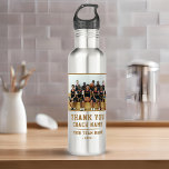 Botella De Agua Gracias Coach Team Name Photo<br><div class="desc">Gracias entrenador Nombre del equipo y botella de agua de acero Team Photo. Personaliza con tu nombre de entrenador, nombre de equipo y año. Puede cambiar cualquier texto del frasco o borrarlo. ¡Un gran regalo para un entrenador! Añada una foto del equipo y consiga que el equipo firme las áreas...</div>
