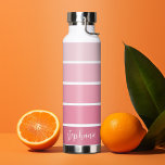 Botella De Agua Gradiente de franjas retro rosadas altas - Nombre<br><div class="desc">Un diseño elegante de franja de degradado rosa en tonos rosados y un rosa de brillo - Para los usuarios avanzados, puede hacer clic en el botón editar/personalizar y cambiar los colores de las líneas. En la parte inferior, un lugar opcional para tu nombre en un guión de escritura a...</div>