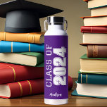 Botella De Agua Graduación personalizada de categoría púrpura de 2<br><div class="desc">Esta clásica botella de agua de grado superior de personalizado morado presenta audaces clases de lectura de tipografía blanca de 2024 en varias letras para un obsequio de fiesta de graduación de secundaria o universitarios. Personalizar con su nombre en elegante escritura cursiva debajo para un gran favor conmemorativo.</div>