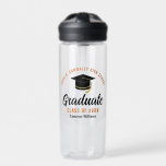 Botella De Agua Graduación personalizada de graduado negro naranja<br><div class="desc">Esta moderna botella de agua para graduados de naranja y personalizado negro incluye tu nombre de instituto o universidad para la clase de 2025. Personalizar con tu año de graduación bajo el guión manuscrito de la moda y gorro negro para un gran regalo personalizado de la fiesta de graduación.</div>