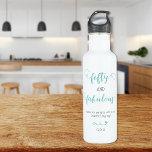 Botella De Agua Gris verde azulado 50 y fabuloso cumpleaños<br><div class="desc">Esta elegante botella de agua de fiesta de 50 años presenta una escritura verde azulada femenina y tipografía gris. Personalízalo con tu mensaje en gris oscuro. Los colores se pueden personalizar a su gusto usando el botón de edición de diseño. ¡Esto hace un gran regalo o un favor de fiesta!...</div>