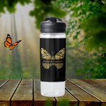 Botella De Agua Guión de nombre de oro negro de mariposa<br><div class="desc">Una mariposa de oro falso sobre un fondo negro. Personaliza y agrega tu nombre.</div>