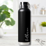 Botella De Agua Guión de nombre Minimalista de color negro persona<br><div class="desc">Sencillo pero impresionante. Personalice esta botella de agua con su nombre, o un nombre de sus seres queridos. Una simple y elegante tipografía de escritura con un borde ondulante. Cambie los colores del fondo y del tipo de letra a lo que desee. Black White Trendy Simple Su Nombre Botella de...</div>