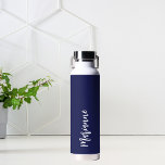 Botella De Agua Guión de nombre personalizado azul marino<br><div class="desc">Fondo azul marino. Personaliza y agrega tu nombre. Guión de estilo manuscrito de color blanco.</div>