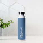 Botella De Agua Guión de nombre personalizado azul turbio<br><div class="desc">Fondo azul turbio. Personaliza y agrega tu nombre. Guión de estilo manuscrito de color blanco.</div>