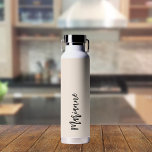 Botella De Agua Guión de nombre personalizado de color gris beige<br><div class="desc">Un fondo beige. Personaliza y agrega tu nombre. Guión de estilo manuscrito gris.</div>