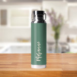 Botella De Agua Guión de nombre personalizado de durazno verde<br><div class="desc">Fondo verde. Personaliza y agrega tu nombre. Guión de estilo manuscrito de color para cada una.</div>