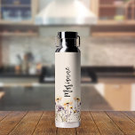 Botella De Agua Guión de nombre personalizado de Wildflowers beige<br><div class="desc">Un fondo beige. Decorado con flores silvestres en amarillo y violeta. Personaliza y agrega tu nombre. Guión de estilo manuscrito gris.</div>