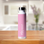 Botella De Agua Guión de nombre personalizado en blanco rosado<br><div class="desc">Fondo rosa,  de niñera. Personaliza y agrega tu nombre. Guión de estilo manuscrito blanco.</div>