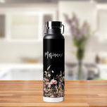 Botella De Agua Guión de nombre personalizado en color beige negro<br><div class="desc">Fondo negro. Decorada con flores silvestres de color beige,  crema y rosa. Personaliza y agrega tu nombre. Guión de estilo manuscrito blanco.</div>