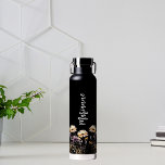 Botella De Agua Guión de nombre personalizado negro de Wildflowers<br><div class="desc">Un fondo de color negro. Decorado con flores silvestres en amarillo y violeta. Personaliza y agrega tu nombre. Guión de estilo manuscrito blanco.</div>