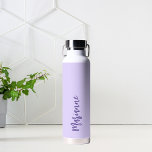 Botella De Agua Guión de nombre personalizado violeta<br><div class="desc">Color violeta,  lavanda como fondo. Personaliza y agrega tu nombre. Guión de estilo manuscrito morado.</div>
