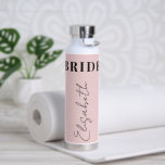 Botella De Agua Guión de nombre tipográfico elegante de novia pers<br><div class="desc">Elegante equipo de ducha de moda rosa claro y negro de novia botella de agua de novia personalizada con nombre personalizado en escritura caligráfica estilo moda.     Tenga en cuenta que el color se puede cambiar para que coincida con la paleta de color boda.</div>