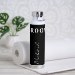 Botella De Agua Guión de nombre tipográfico elegante Groom persona<br><div class="desc">Elegante botella de agua boda en blanco y negro de moda personalizada con el nombre del novio personalizado en escritura caligráfica de estilo moda.     Tenga en cuenta que los colores se pueden cambiar para que coincidan con la paleta de colores específica.</div>