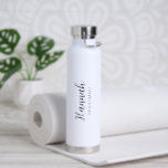 Botella De Agua Guion elegante simple Bodas de dama de honor linda<br><div class="desc">Botella de agua de boda moderna en blanco y negro con un diseño simple y minimalista con "dama de honor" debajo de su nombre en una escritura elegante.  Un regalo lindo y femenino para tus damas de honor.</div>