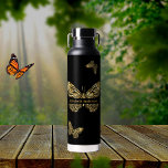 Botella De Agua Guión para el nombre de oro negro de Butterflies<br><div class="desc">Mariposas de oro falsas sobre un fondo negro. Personaliza y agrega tu nombre.</div>