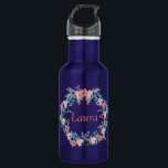 Botella De Agua Guirnalda de color azul<br><div class="desc">Esta botella de agua de melocotón con flores azules es el regalo perfecto para una dama especial. Colorida y de una especie, la botella de agua tiene un llamativo color azul con una melocotón y una corona floral azul que encierra el nombre del destinatario. Elija entre varios colores. ¡Personaliza el...</div>